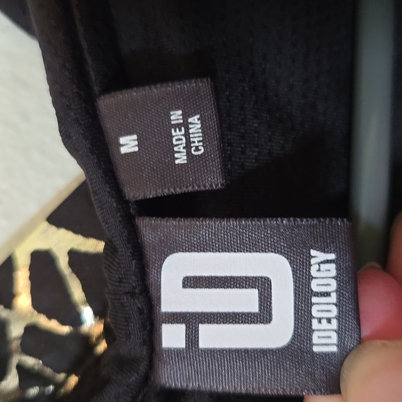 NWT Ideology Black And Gold Windbreaker Raincoat Jacket Size Medium - Picture 7 of 7